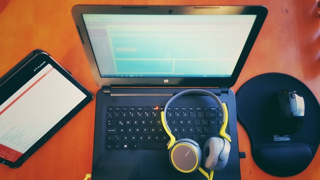 laptop myszka tablet i słuchawki podstawą każdego użytkownika