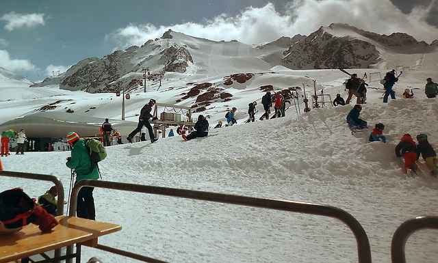 krajobraz gór z tarasu widokowego na ludzi spędzających czas na śniegu