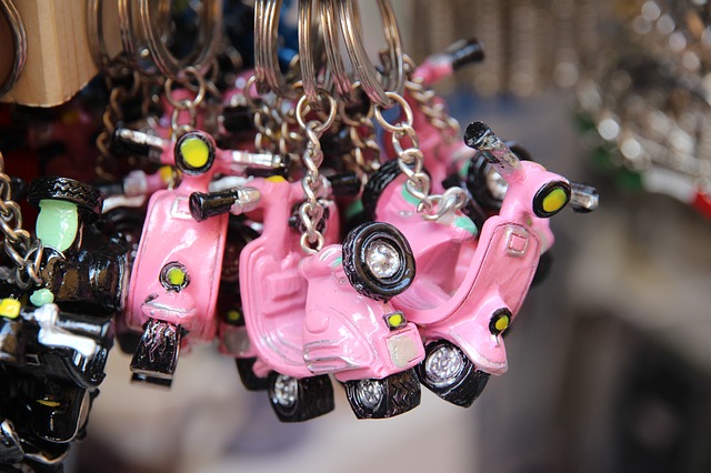 breloczki w kształcie różowych skuterów